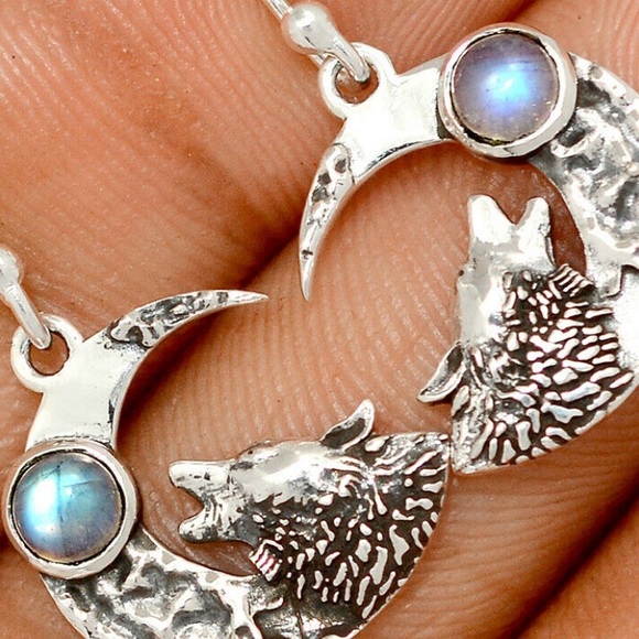 Howling at the Crescent Moon silver earrings with Garnet - Picture 4 of 4